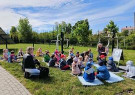 Czytanie na polanie - piknik z książkąmin.jpg